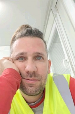 <span>Maik, 47</span>&nbsp;<span style='width: 25px; height: 16px; float: right; background-image: url(/bitmaps/flags_small/AT.PNG)'>&nbsp;</span><br><span>Klagenfurt, Austria</span>&nbsp;<input type='button' class='joinbtn' style='float: right' value='JOIN NOW' />