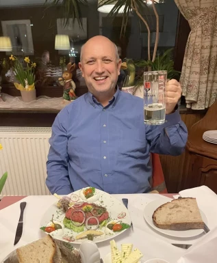 <span>Martin, 60</span>&nbsp;<span style='width: 25px; height: 16px; float: right; background-image: url(/bitmaps/flags_small/DE.PNG)'>&nbsp;</span><br><span>Bielefeld, Niemcy</span>&nbsp;<input type='button' class='joinbtn' style='float: right' value='JOIN NOW' />